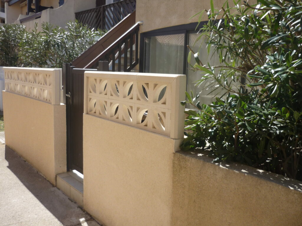 Entrée résidentielle calme avec portail bois et verdure, partenariat-immobilier-et-financier à Carcassonne