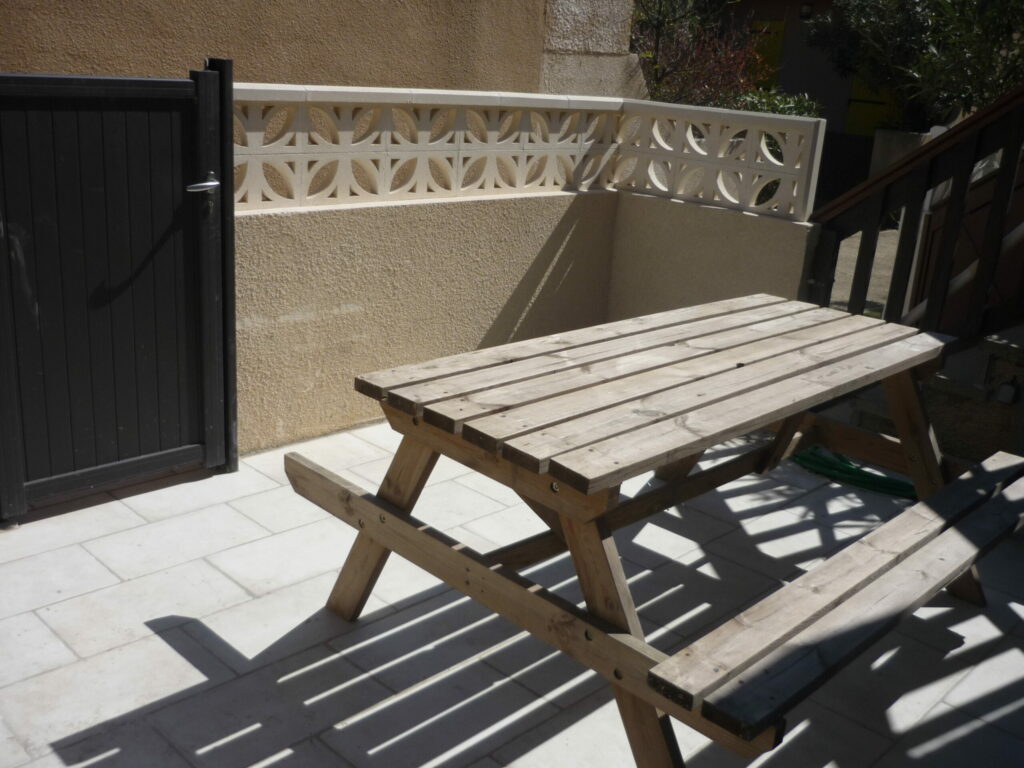 Terrasse calme avec table de pique-nique bois chez partenariat-immobilier-et-financier à Carcassonne