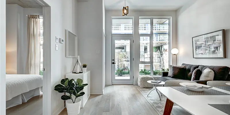 Séjour moderne lumineux avec baies vitrées, partenariat-immobilier-et-financier, appartement design à Carcassonne