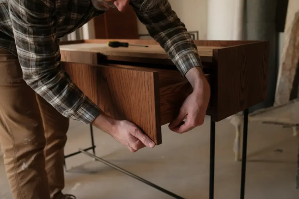 Artisan montant un meuble en bois pour partenariat-immobilier-et-financier à Carcassonne